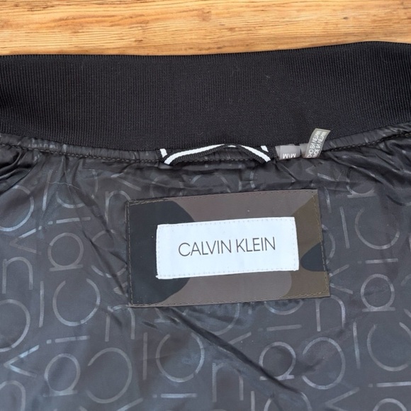 Calvin Klein Men’s Medium Olive Camo Quilted Flight Jacket – Zipper Detail. - Picture 5 of 6